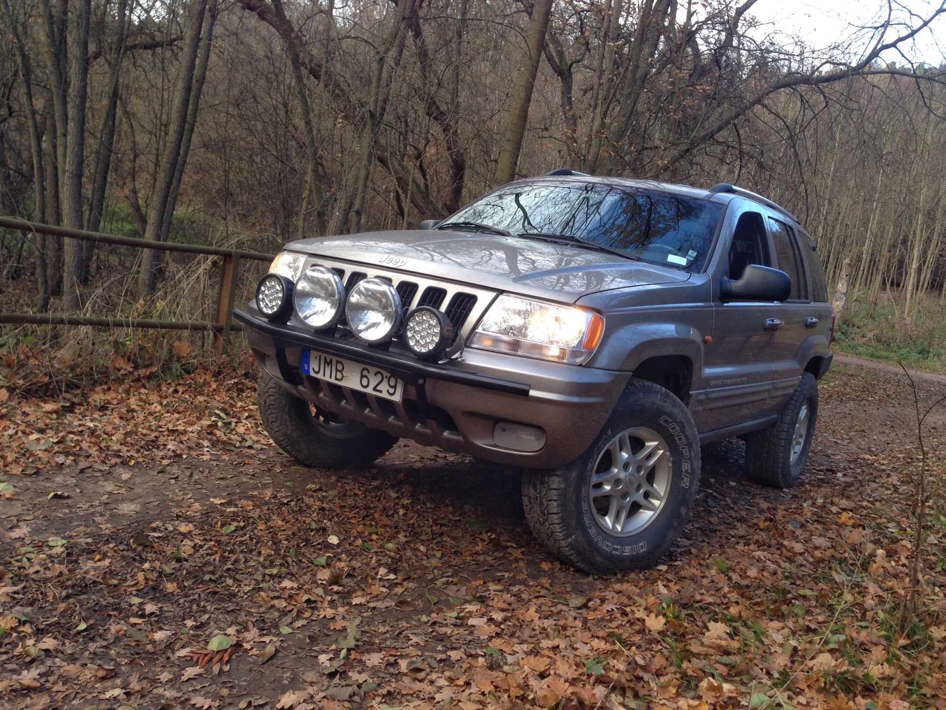 Jeep WJ posing on bridge, Close