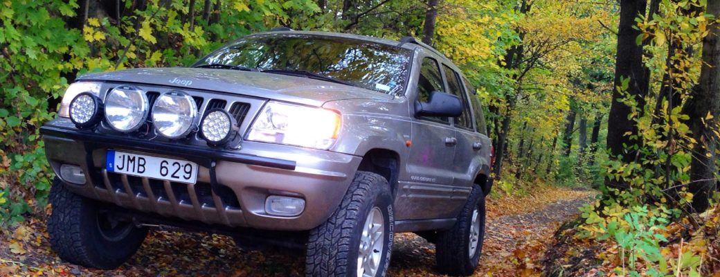 Jeep WJ with autumn leafs