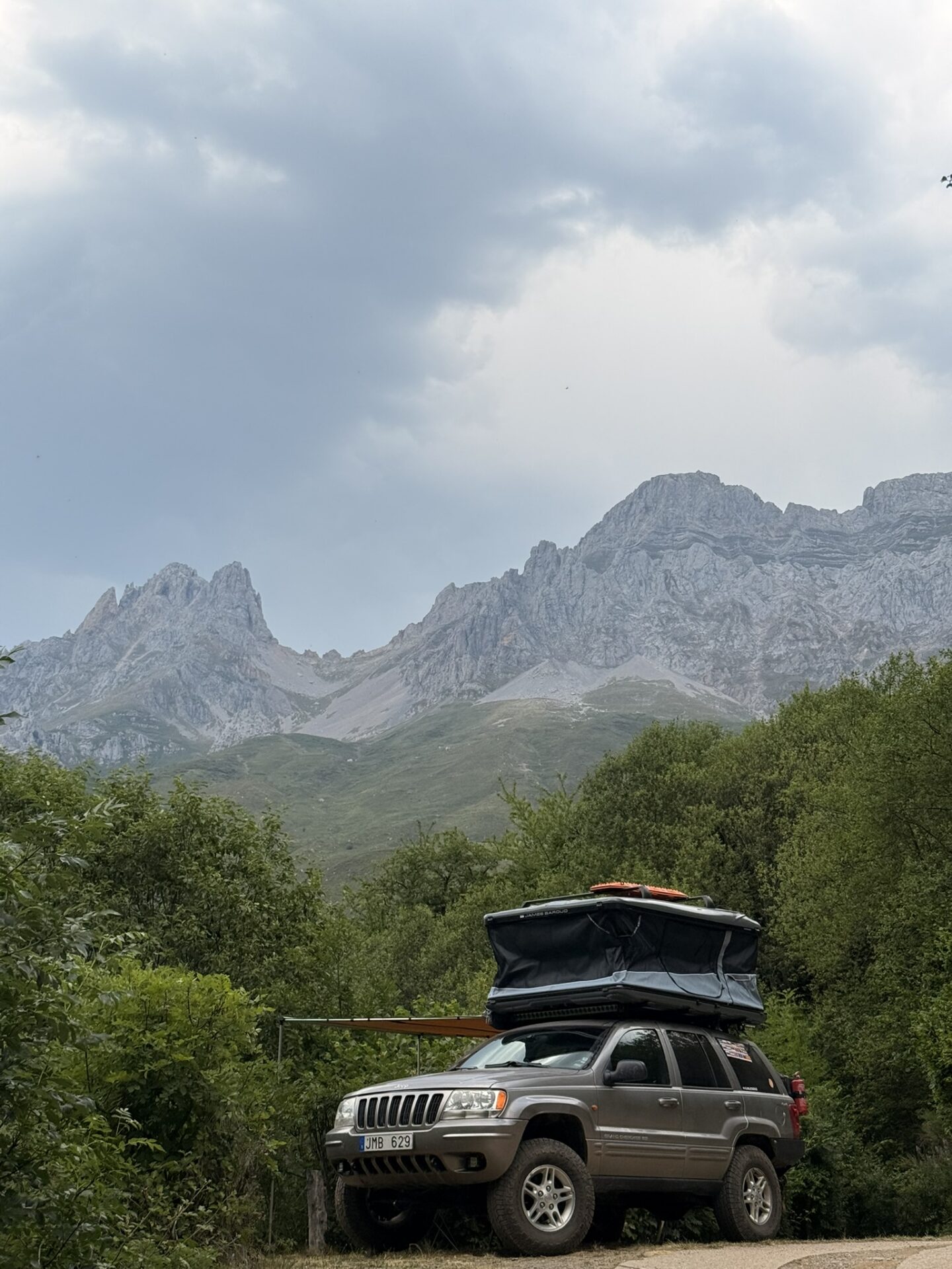 Jeep Grand Cherokee WJ WG 1999 with James Baroud Odyssey Nordic Size L roof top tent in Picos de Europa, Spain. Camping