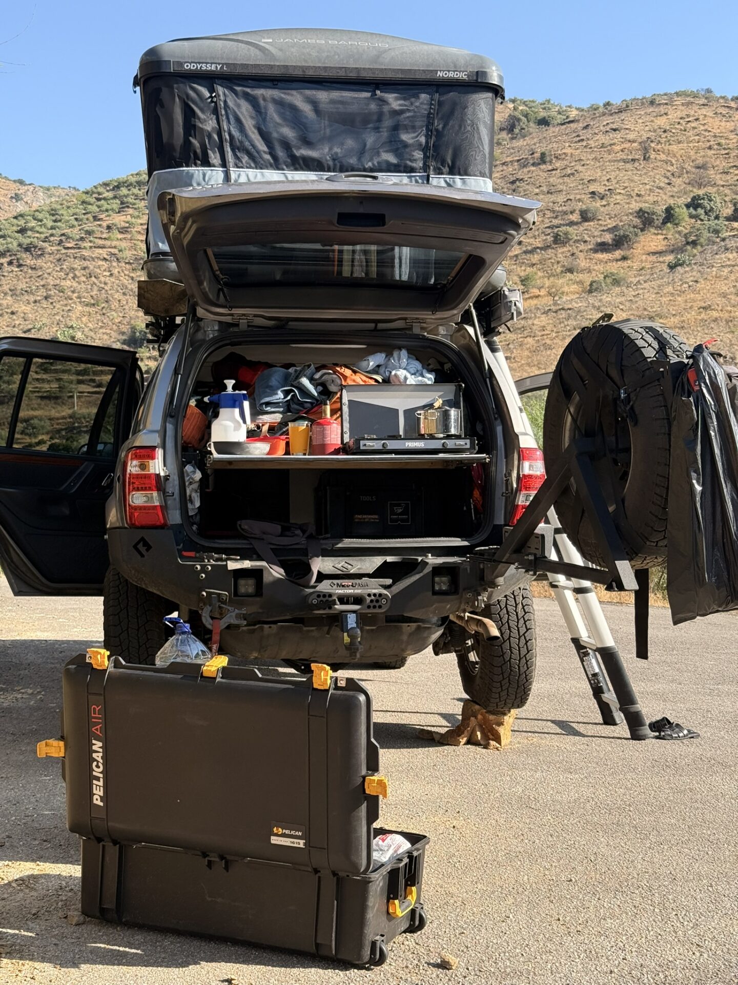 Jeep Grand Cherokee WJ WG 1999 with James Baroud Odyssey Nordic Size L roof top tent in Portugal. Camping. Jeep WJ with rear Warn Axon 55-s winch. Metalpasja bumper.