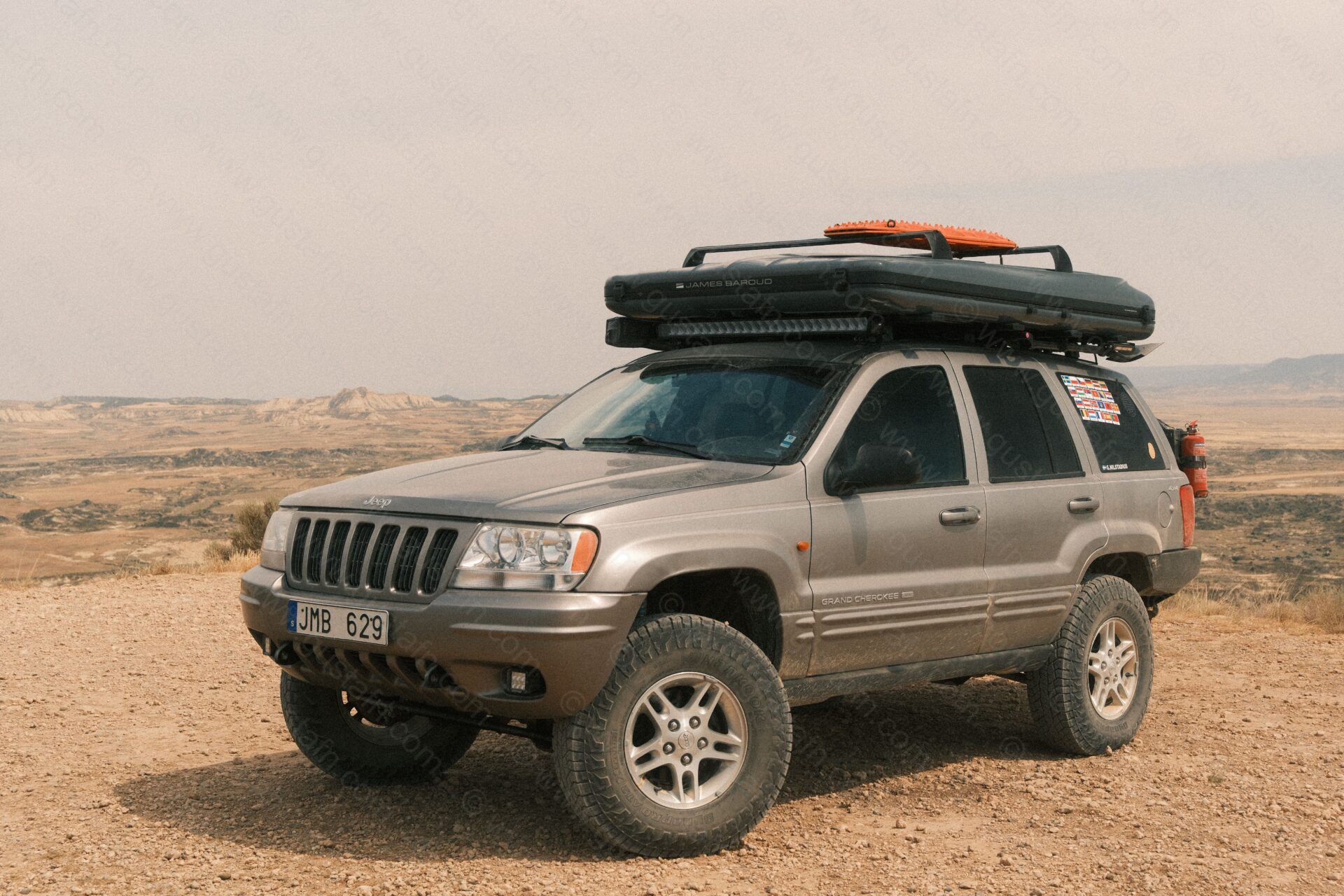 Jeep Grand Cherokee WJ WG 1999 with James Baroud Odyssey Nordic Size L roof top tent in Bardenas Reales Spain