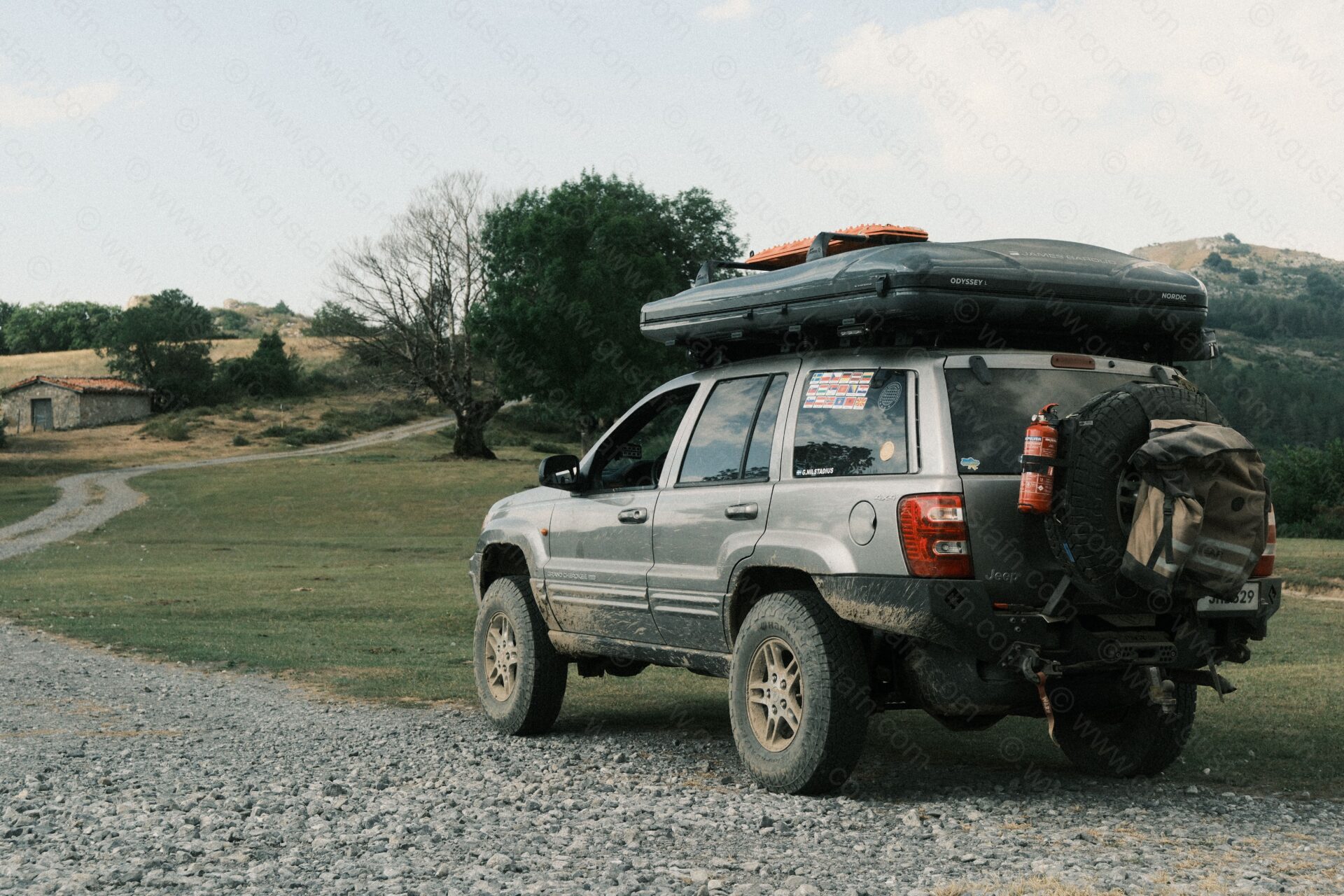 Jeep Grand Cherokee WJ WG 1999 with James Baroud Odyssey Nordic Size L roof top tent camping in spain