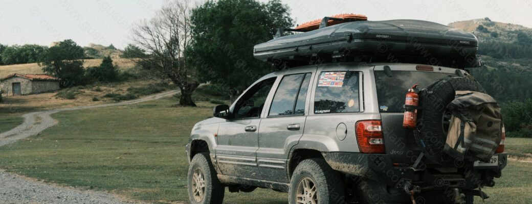Jeep Grand Cherokee WJ WG 1999 with James Baroud Odyssey Nordic Size L roof top tent camping in spain