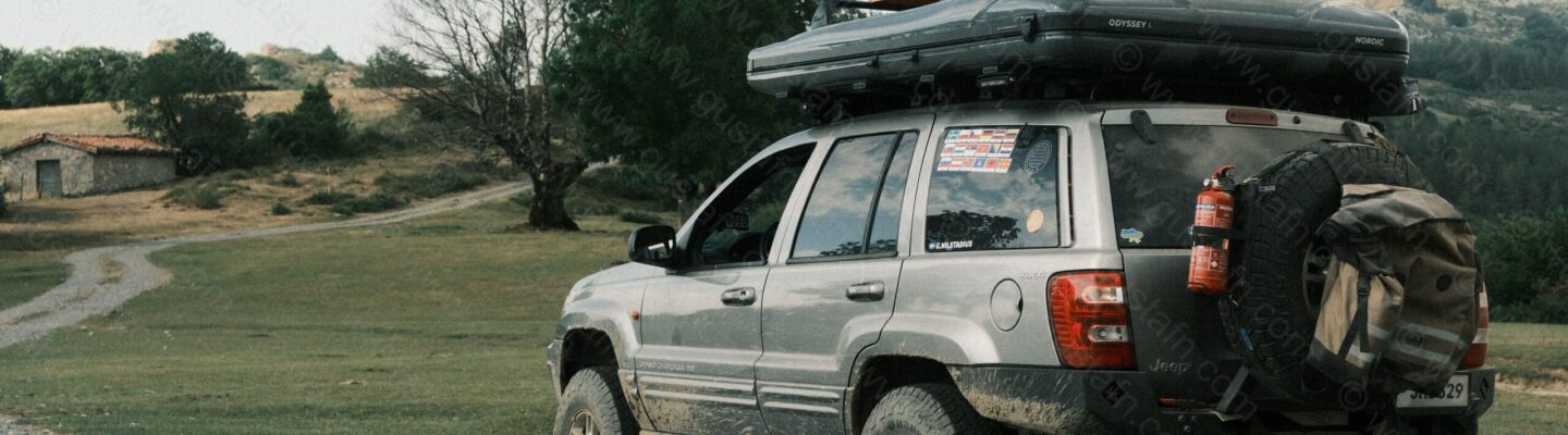 Jeep Grand Cherokee WJ WG 1999 with James Baroud Odyssey Nordic Size L roof top tent camping in spain