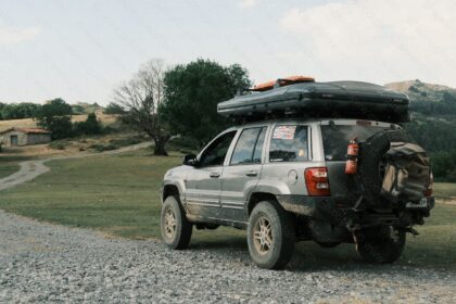 Jeep Grand Cherokee WJ WG 1999 with James Baroud Odyssey Nordic Size L roof top tent camping in spain