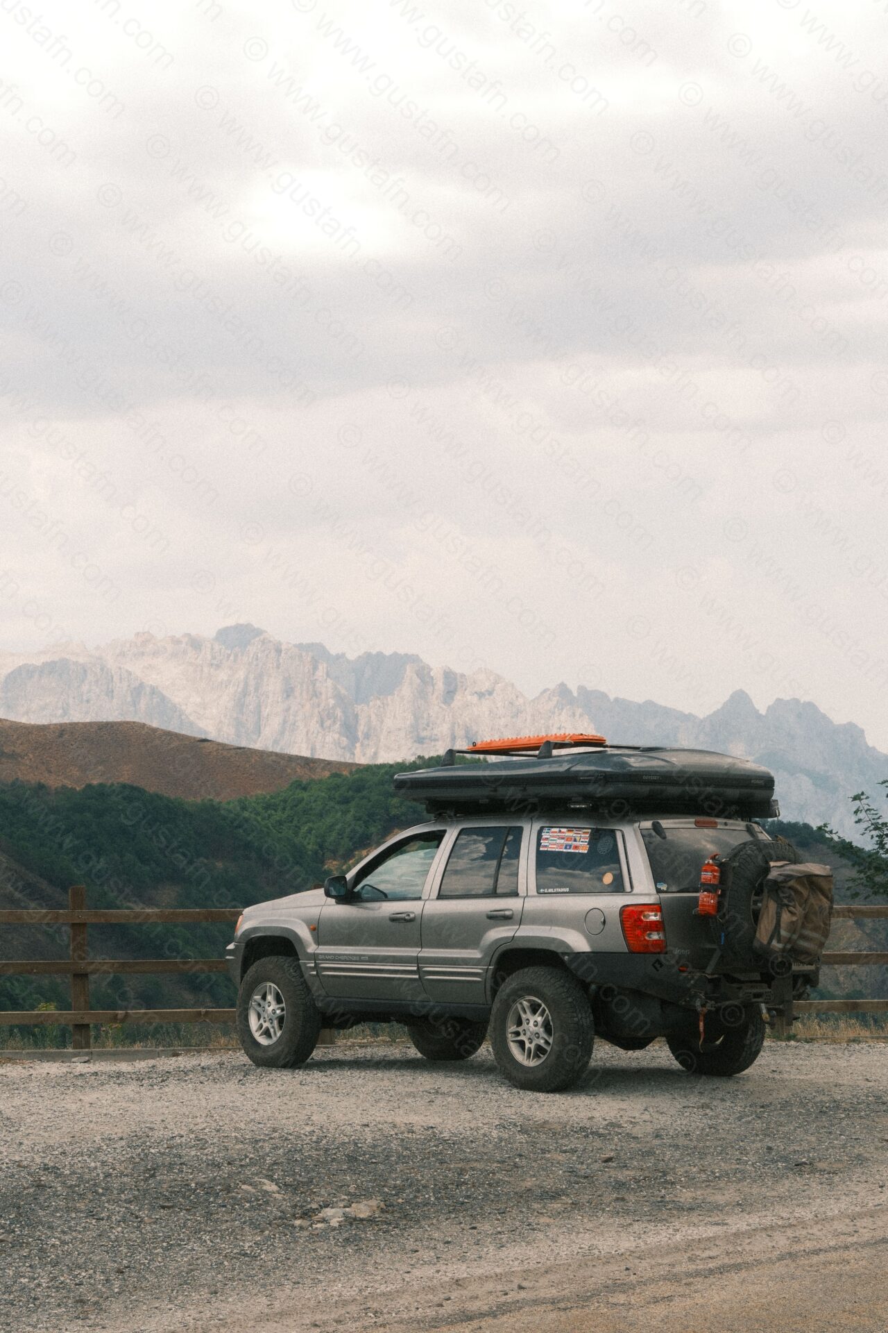 Jeep Grand Cherokee WJ WG 1999 with James Baroud Odyssey Nordic Size L roof top tent in Picos de Europa, Spain